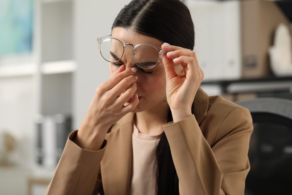 mujer frotándose los ojos